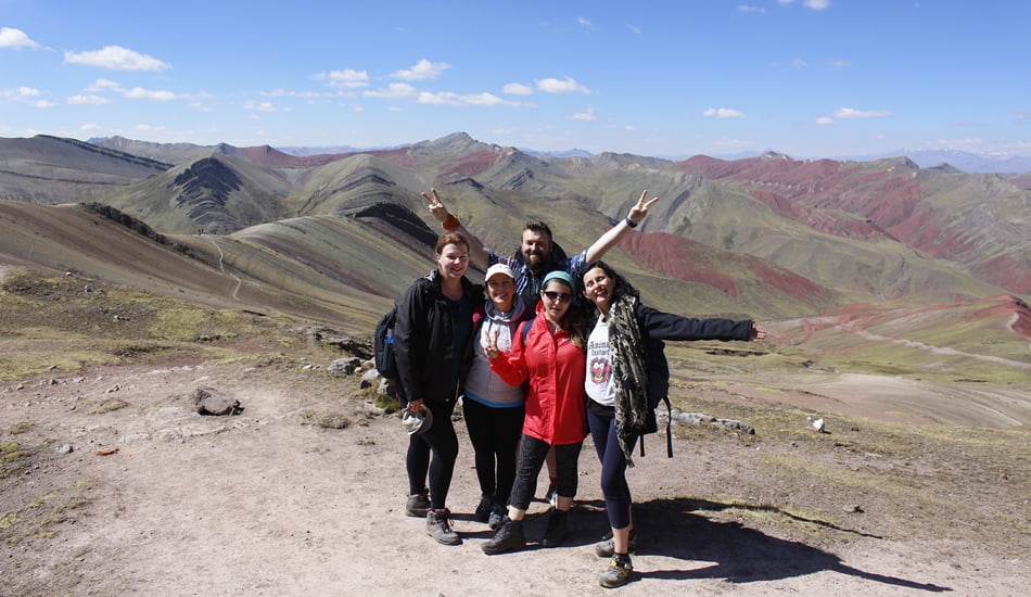Pallcoyo rainbow mountain tour -friends getting a piccture with the rainbow color mountainmountain